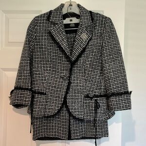 Beautiful vintage Laundry by Shelli Segal suit. Skirt size 2, jacket size 8